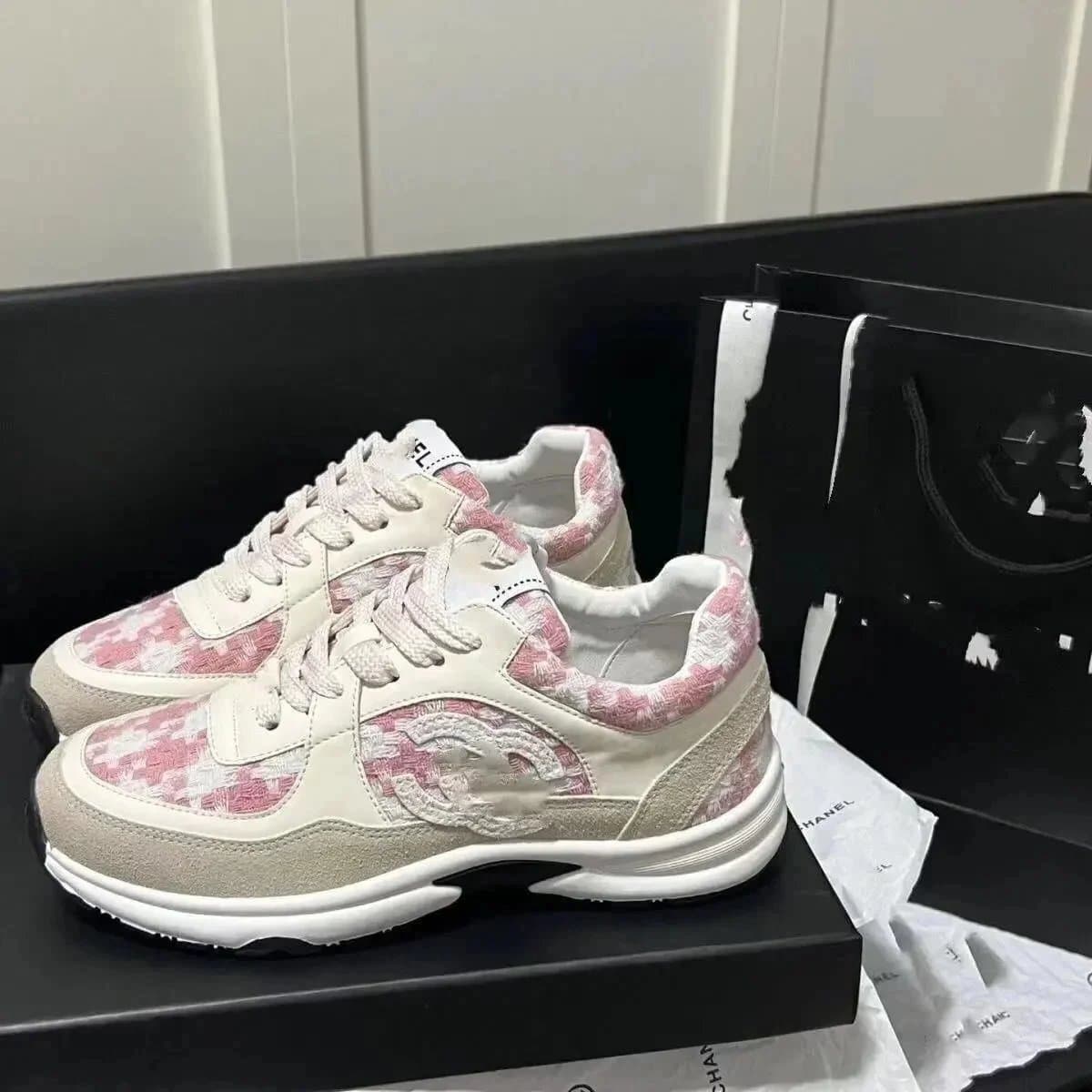 Chanel Sneaker CC Logo — 31
