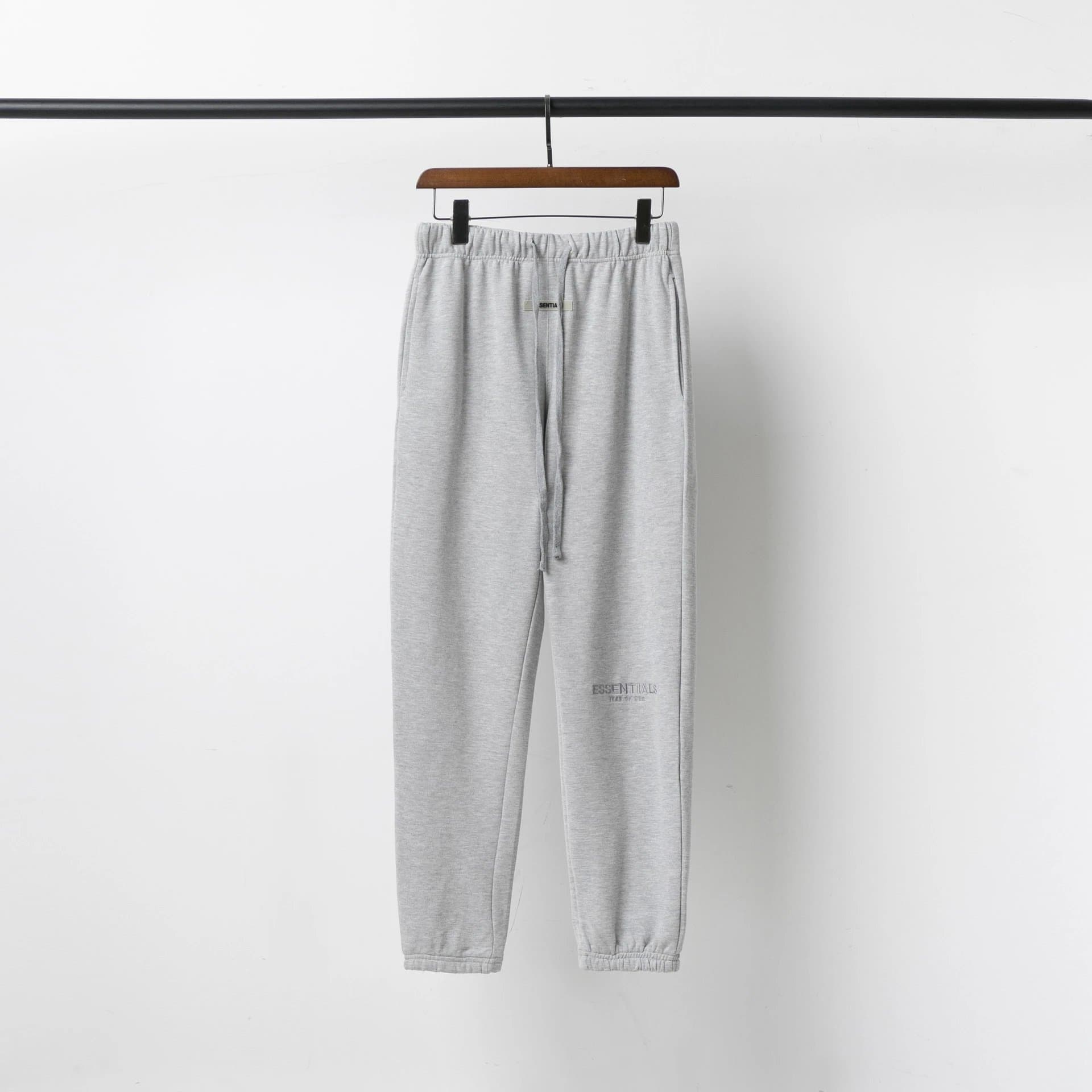 Fear of God Essentials Jogger Essentials Logo — 浅灰色刺绣字母