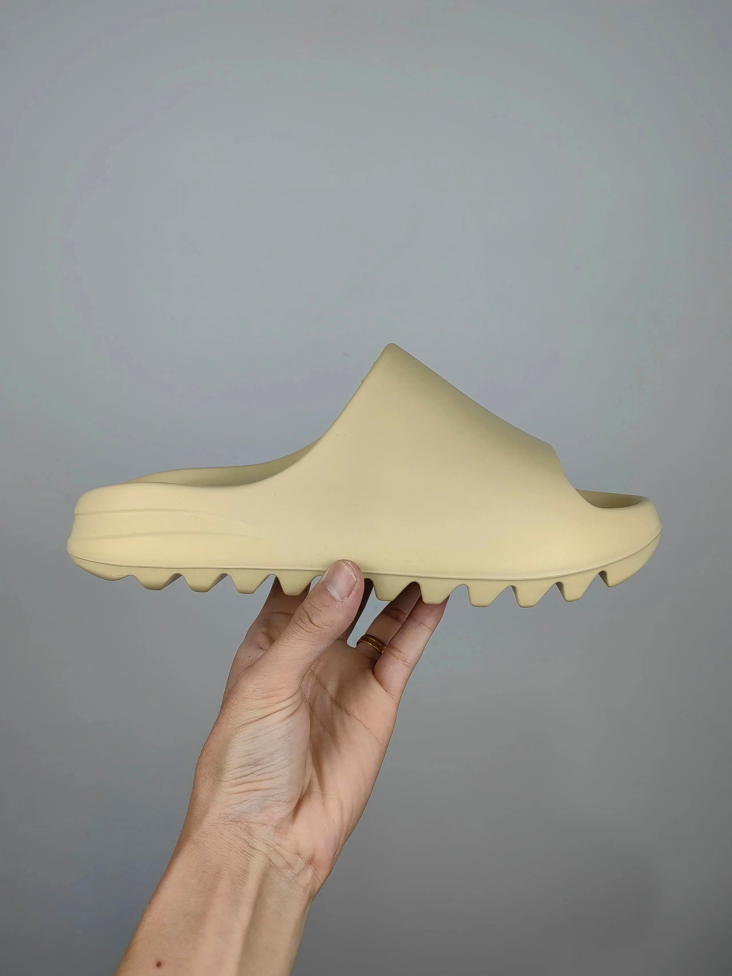 Yeezy Foam Runner Static — 沙色光皮（FW6344）