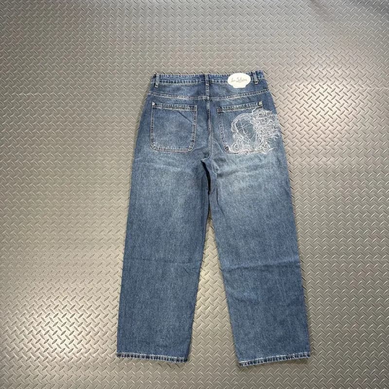 Levi's Straight Leg Jeans Embroidered Back Pocket