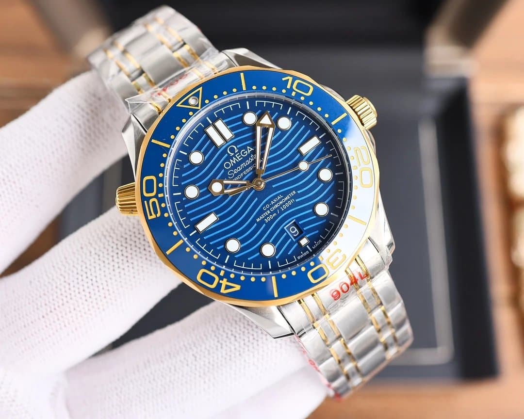 Omega Seamaster Diver 300M Wave Pattern Dial — 间黄金壳·蓝盘钢带