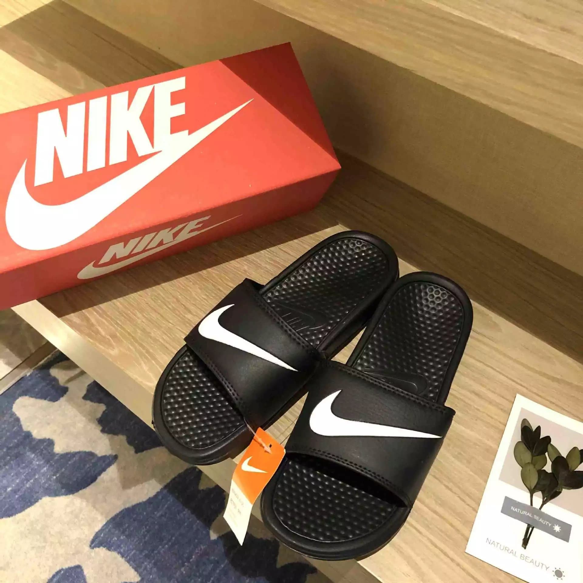 Nike Benassi JDI Multi-Swoosh — 经典全黑白勾