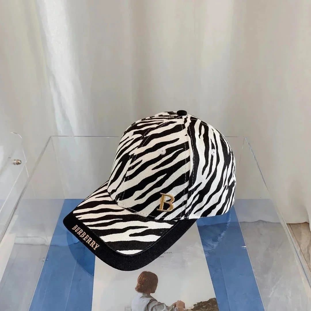 Burberry Ribbed Beanie Logo Patch — 3