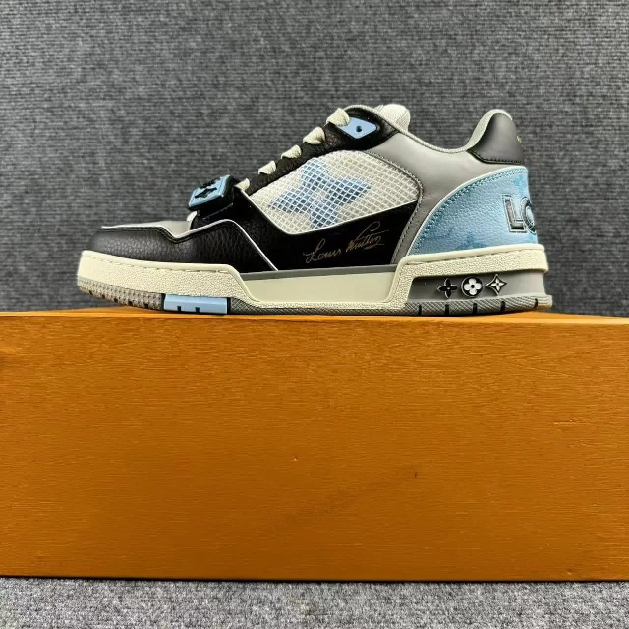 Louis Vuitton LV Trainer Monogram Leather — 魔术贴黑蓝尾