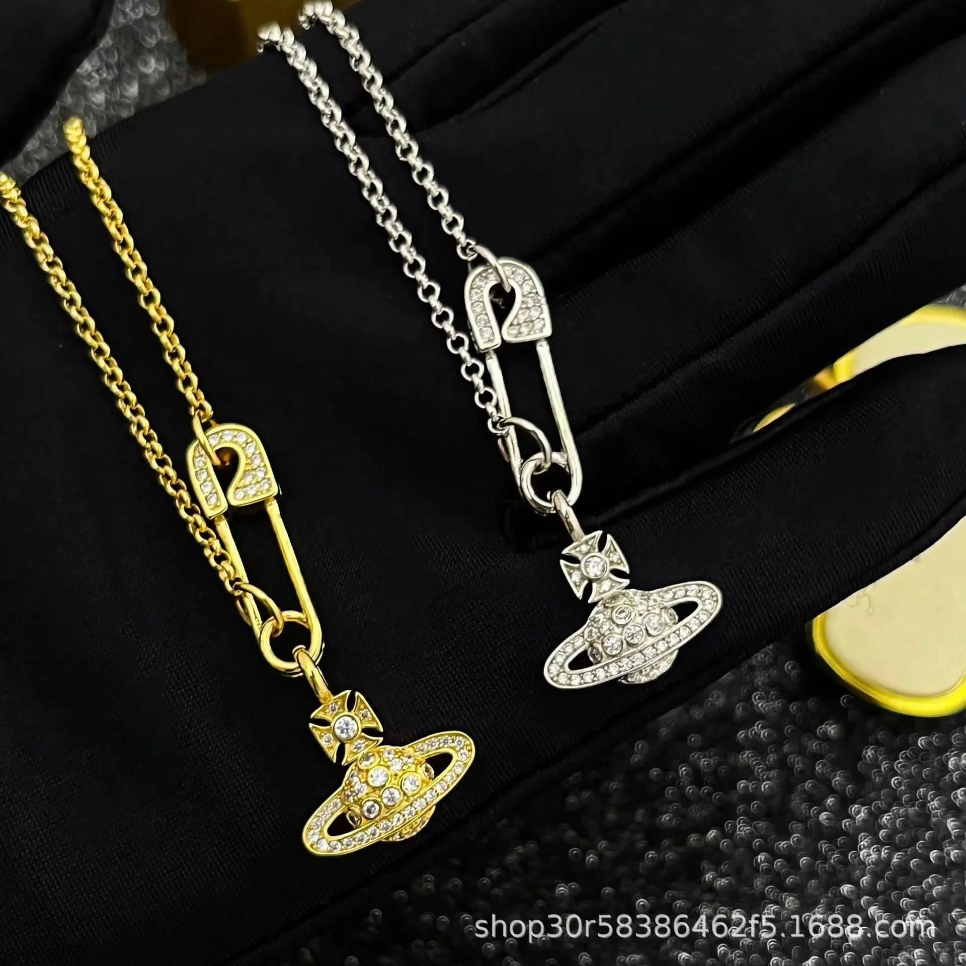 Vivienne Westwood Orb Pendant Necklace Crystal-Embellished — 别针项链（银色）