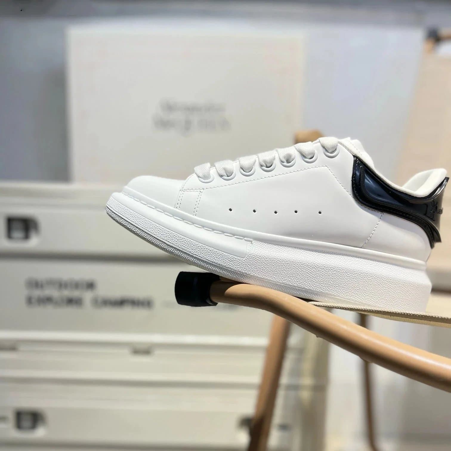 Alexander McQueen Sneaker Oversized Sole — 白黑翻尾