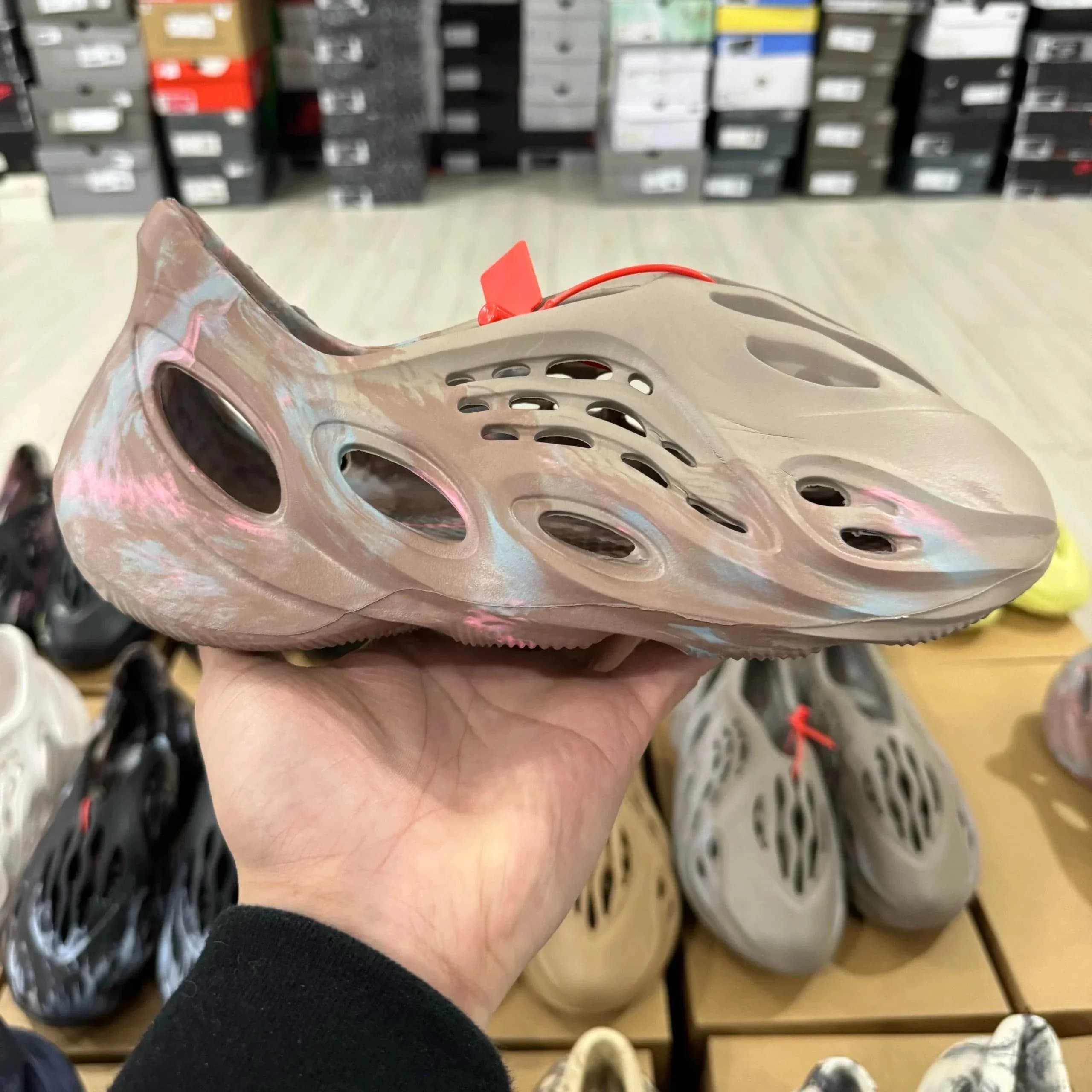 Yeezy Foam Runner Cloud Grey — 蓝褐粉色