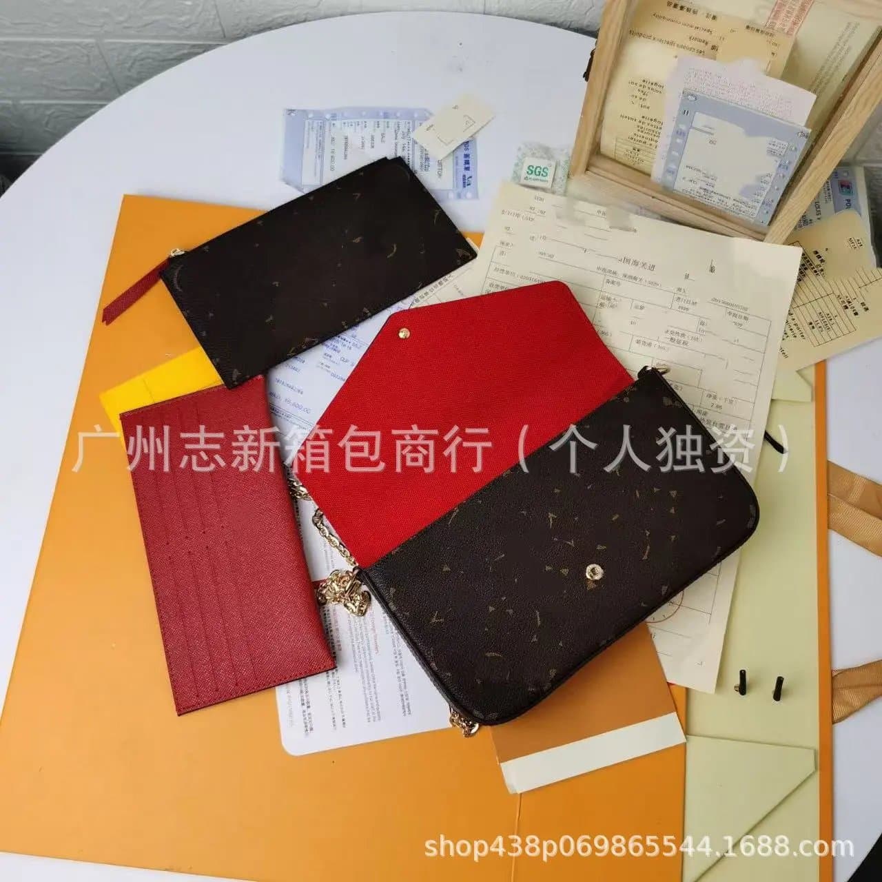 Louis Vuitton Pochette Métis Monogram Eclipse — 21X11X2 · 老花配大红