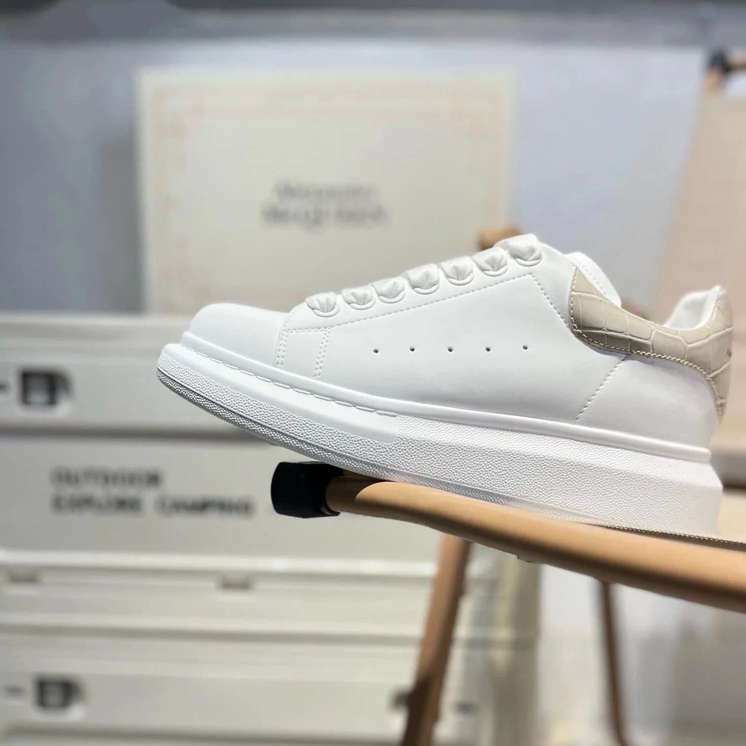 Alexander McQueen Sneaker Oversized Sole — 白鳄尾