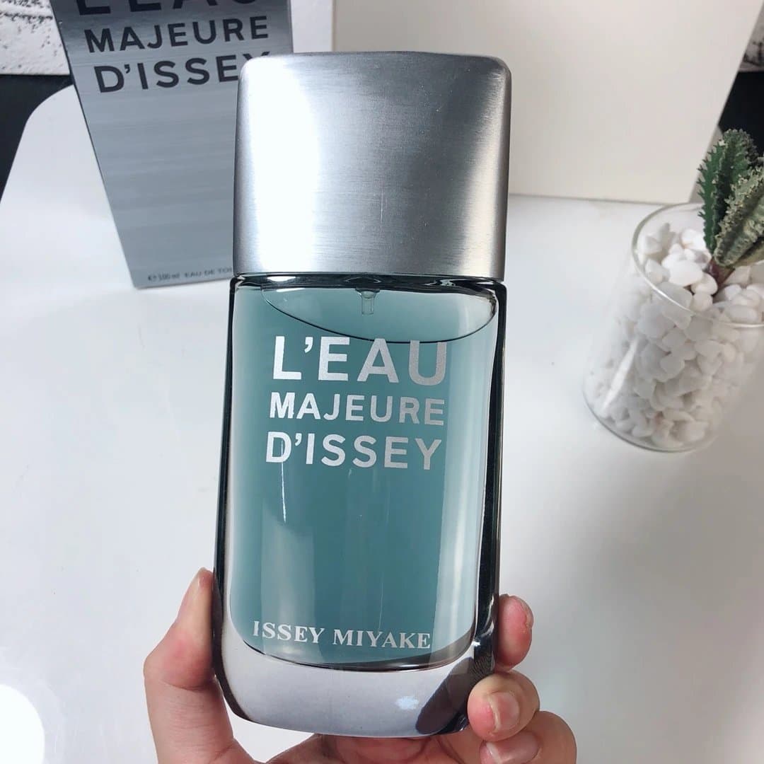 Burberry Hero Eau de Parfum — 三宅一生edt