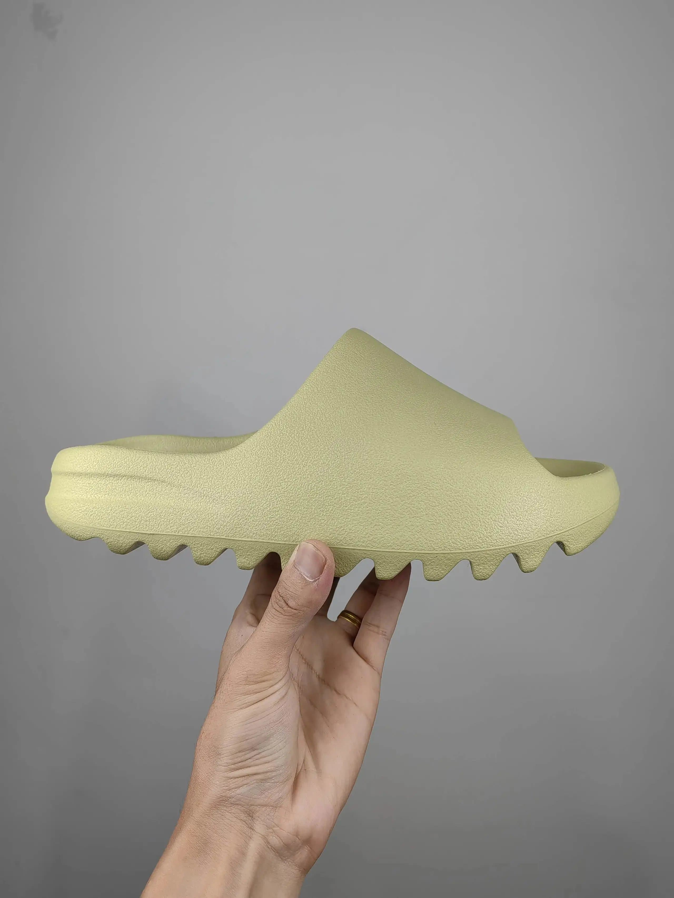 Yeezy Foam Runner Bright Red — 豆绿磨砂（FZ5904）