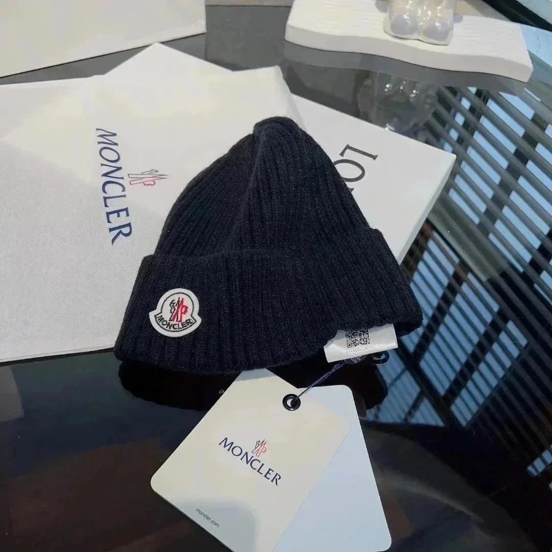 Moncler Ribbed Beanie Logo Patch — 010