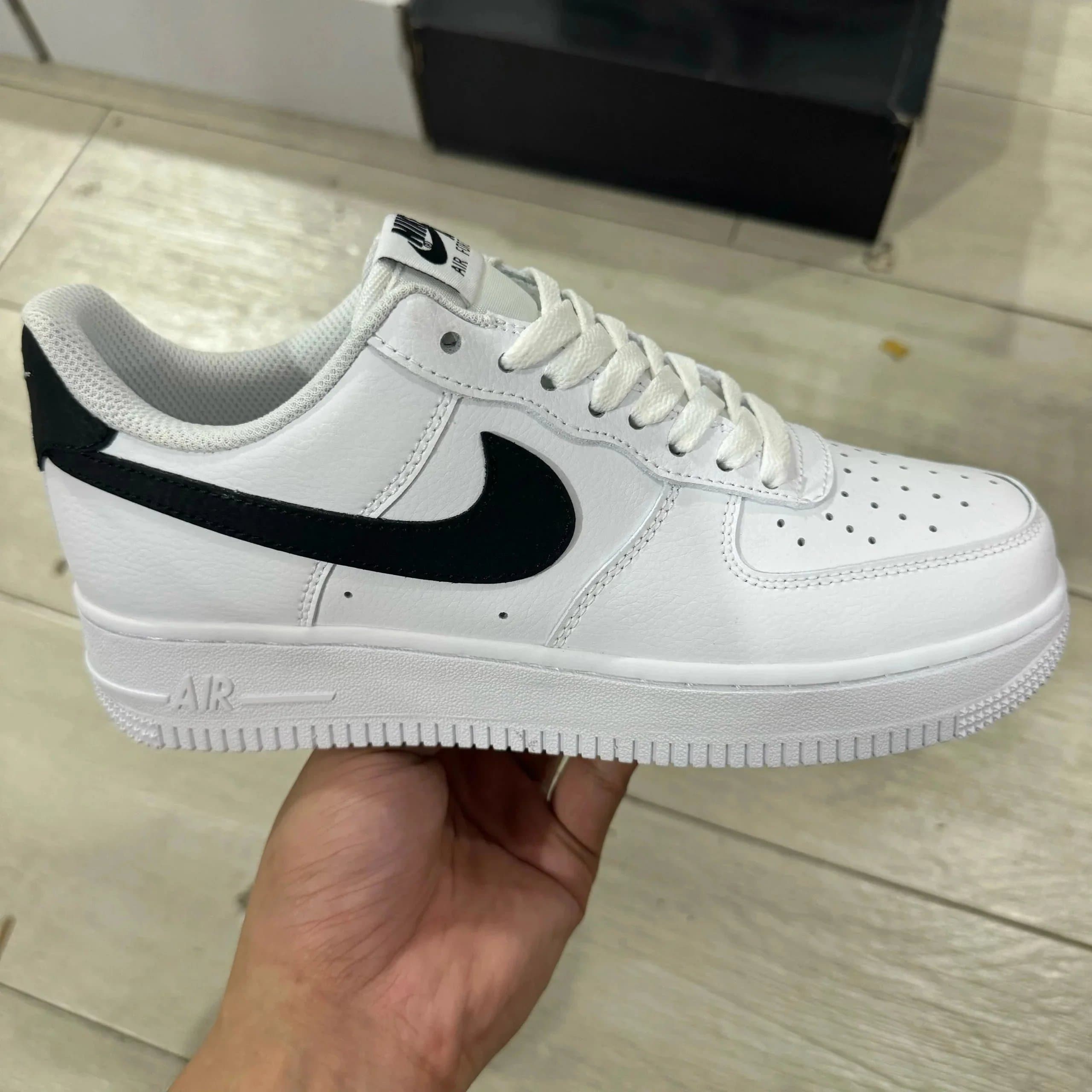 Nike Air Force 1 Low Triple Black Swoosh