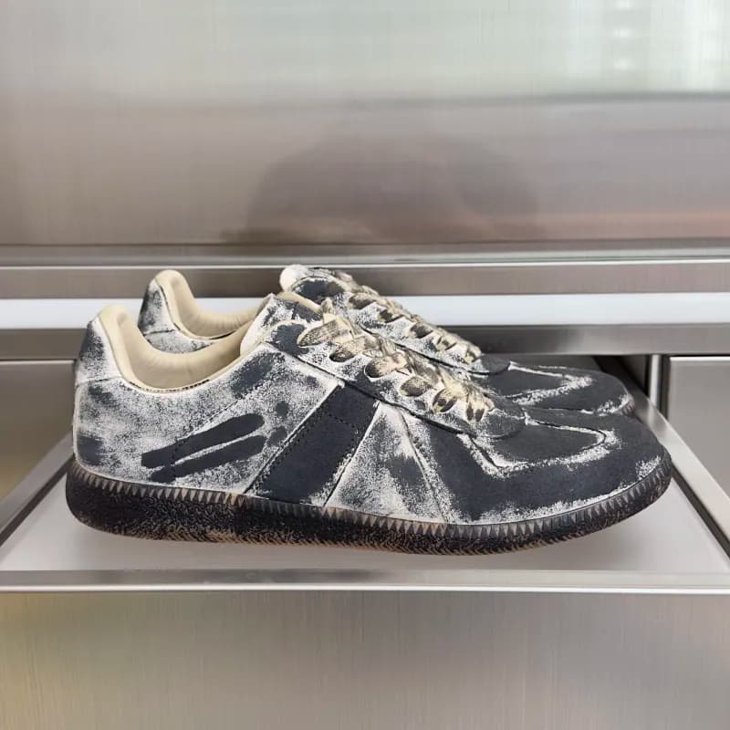 Maison Margiela Future Sneaker Red Suede — 白黑擦色