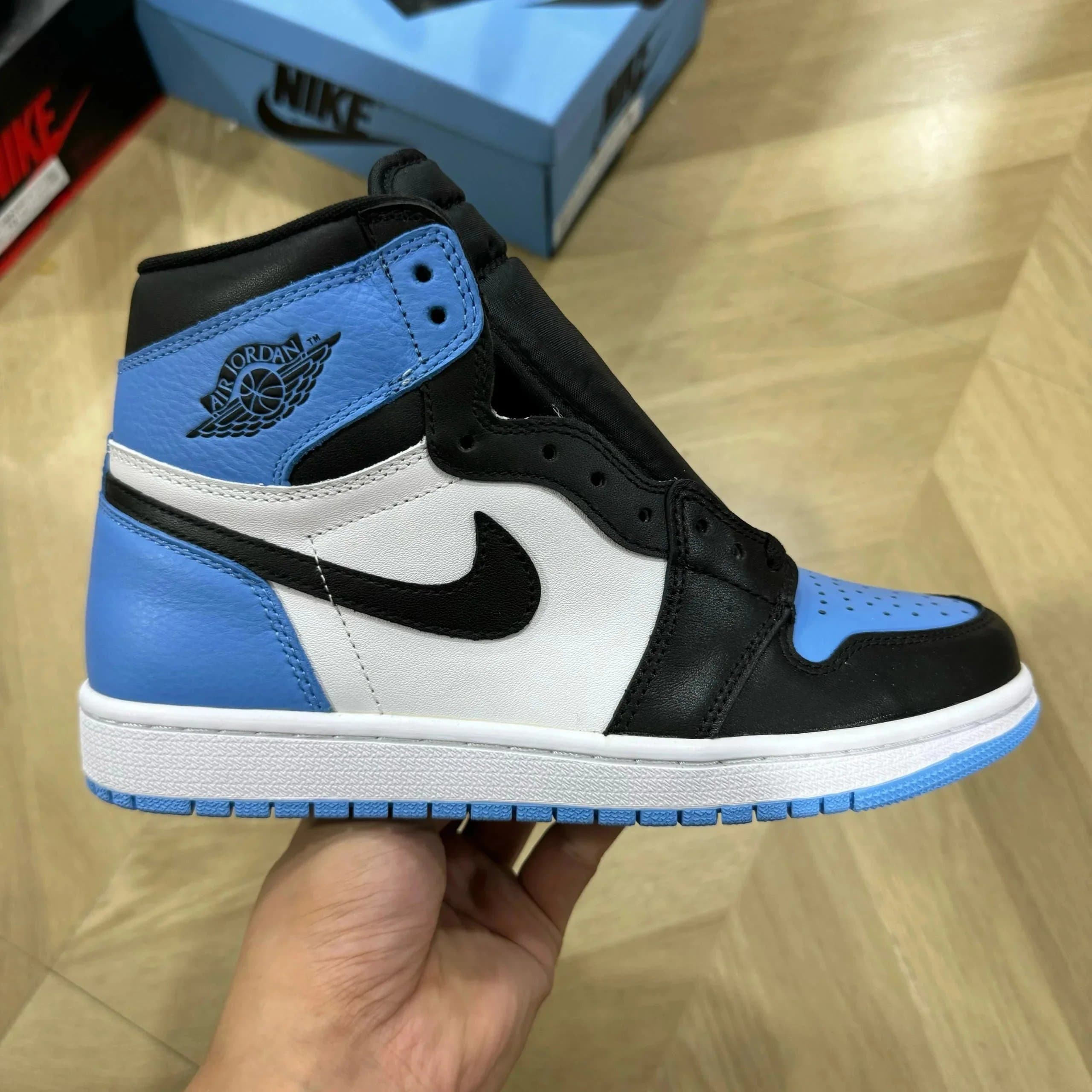 Air Jordan 1 High UNC