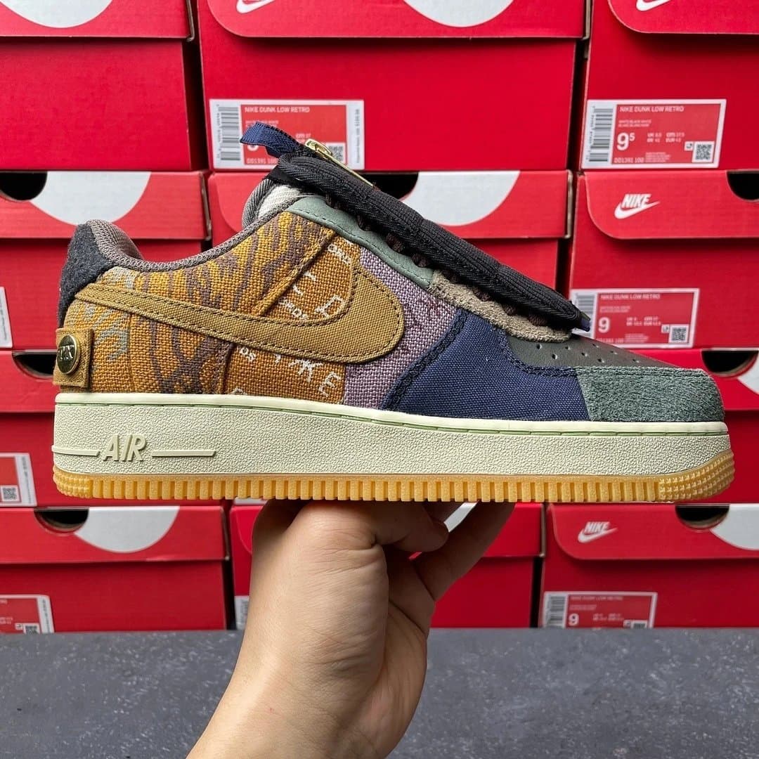 Nike × Travis Scott Dunk Low Retro Cactus Jack