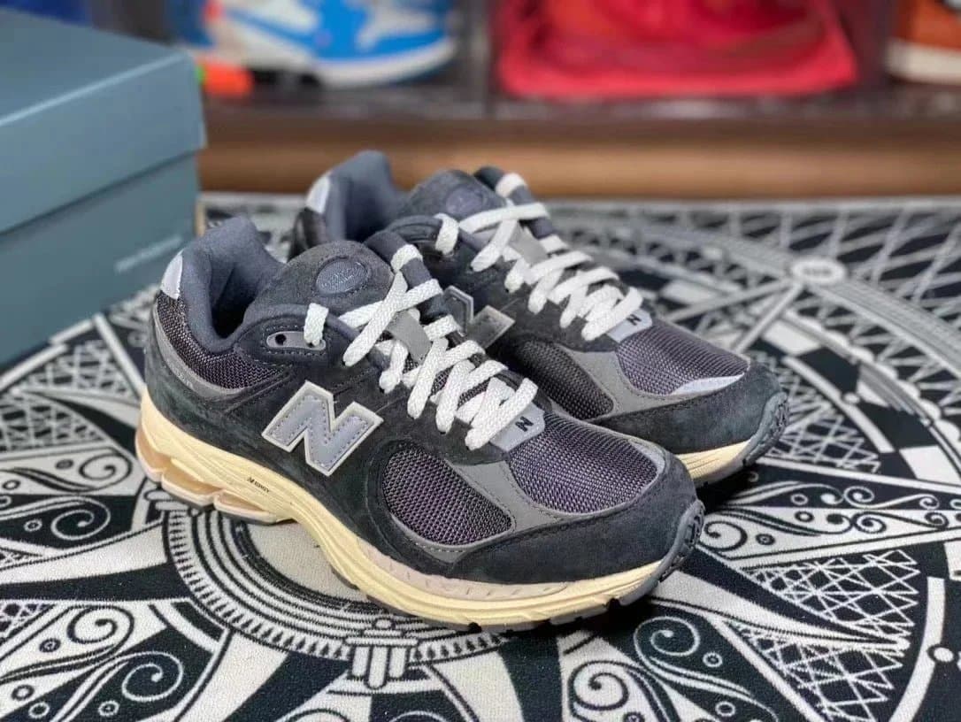 New Balance 2002R Core Black Grey