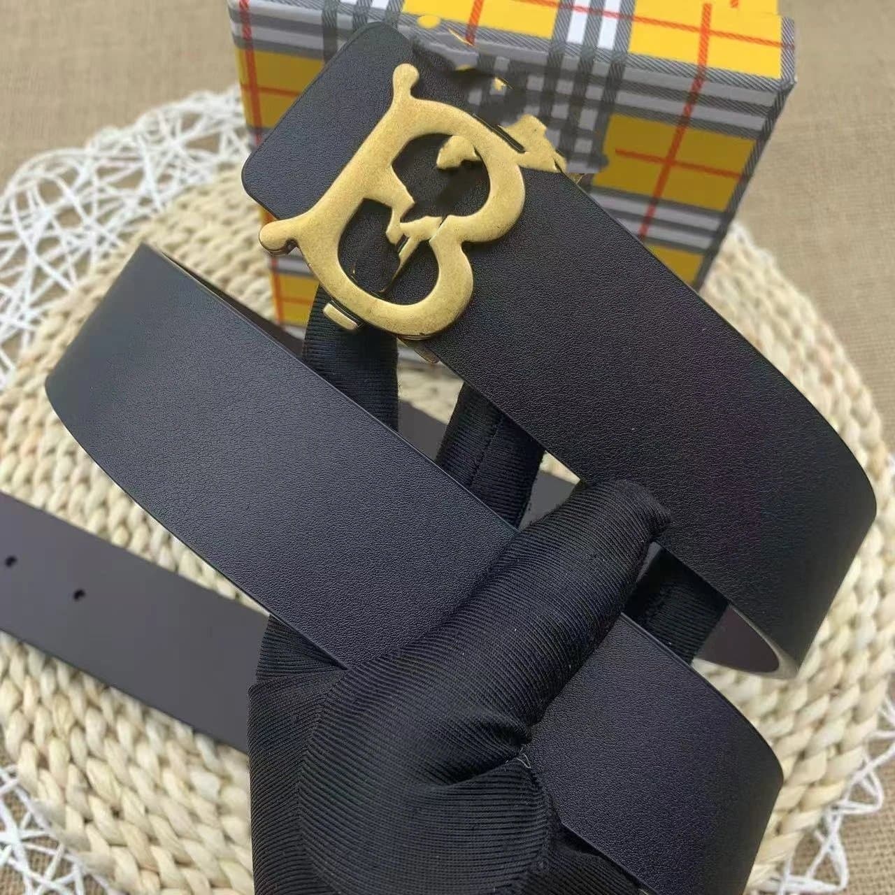 Burberry TB Logo Belt Monogram Embossed — 款式TB古铜扣