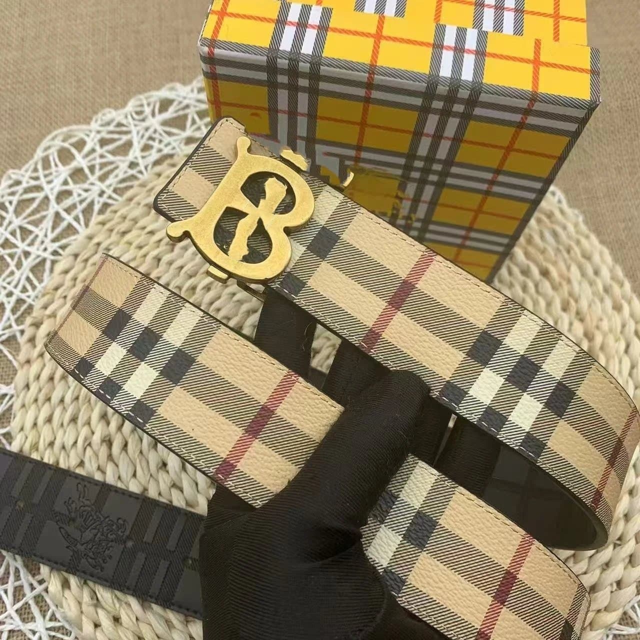 Burberry TB Logo Belt Monogram Embossed — 格子TB古铜扣