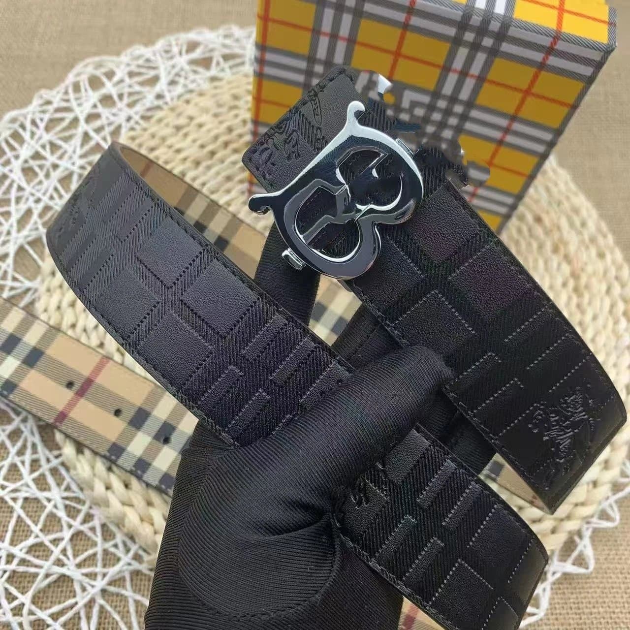 Burberry TB Logo Belt Monogram Embossed — 压花TB银扣