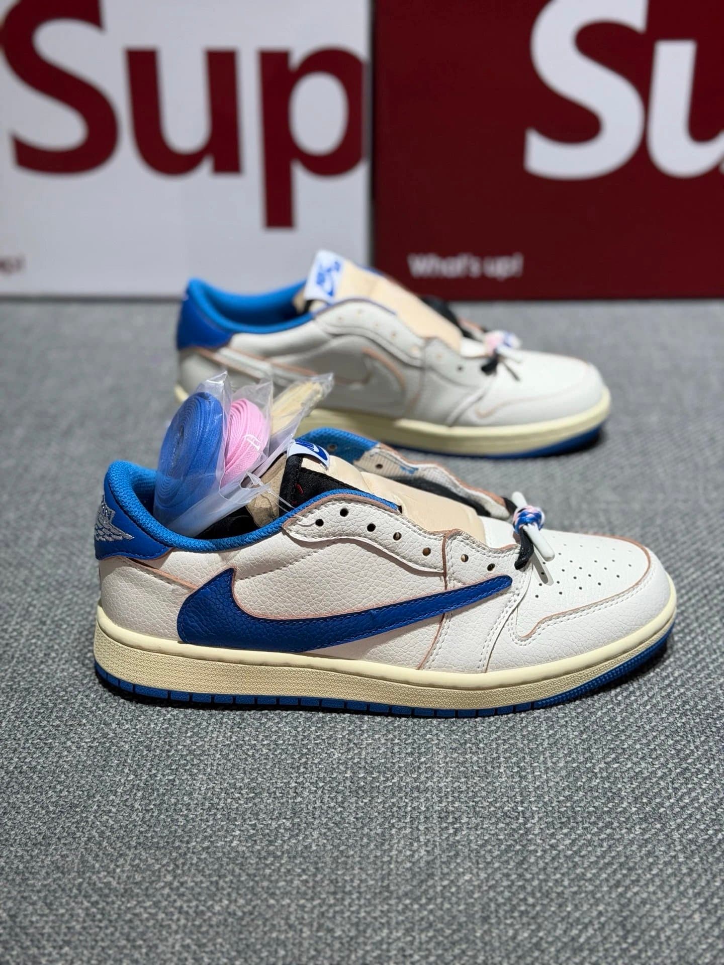 Travis Scott Air Jordan 1 Low Cactus Jack — 白蓝闪电倒勾