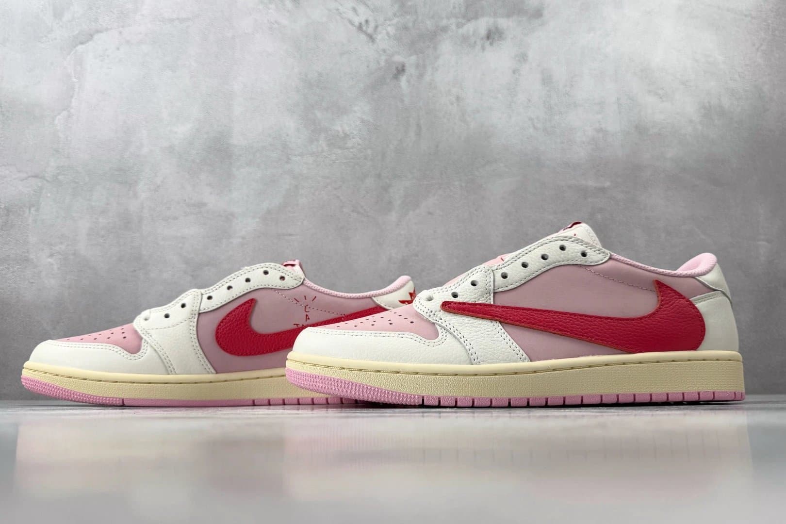 Travis Scott Air Jordan 1 Low Cactus Jack — 粉黄色