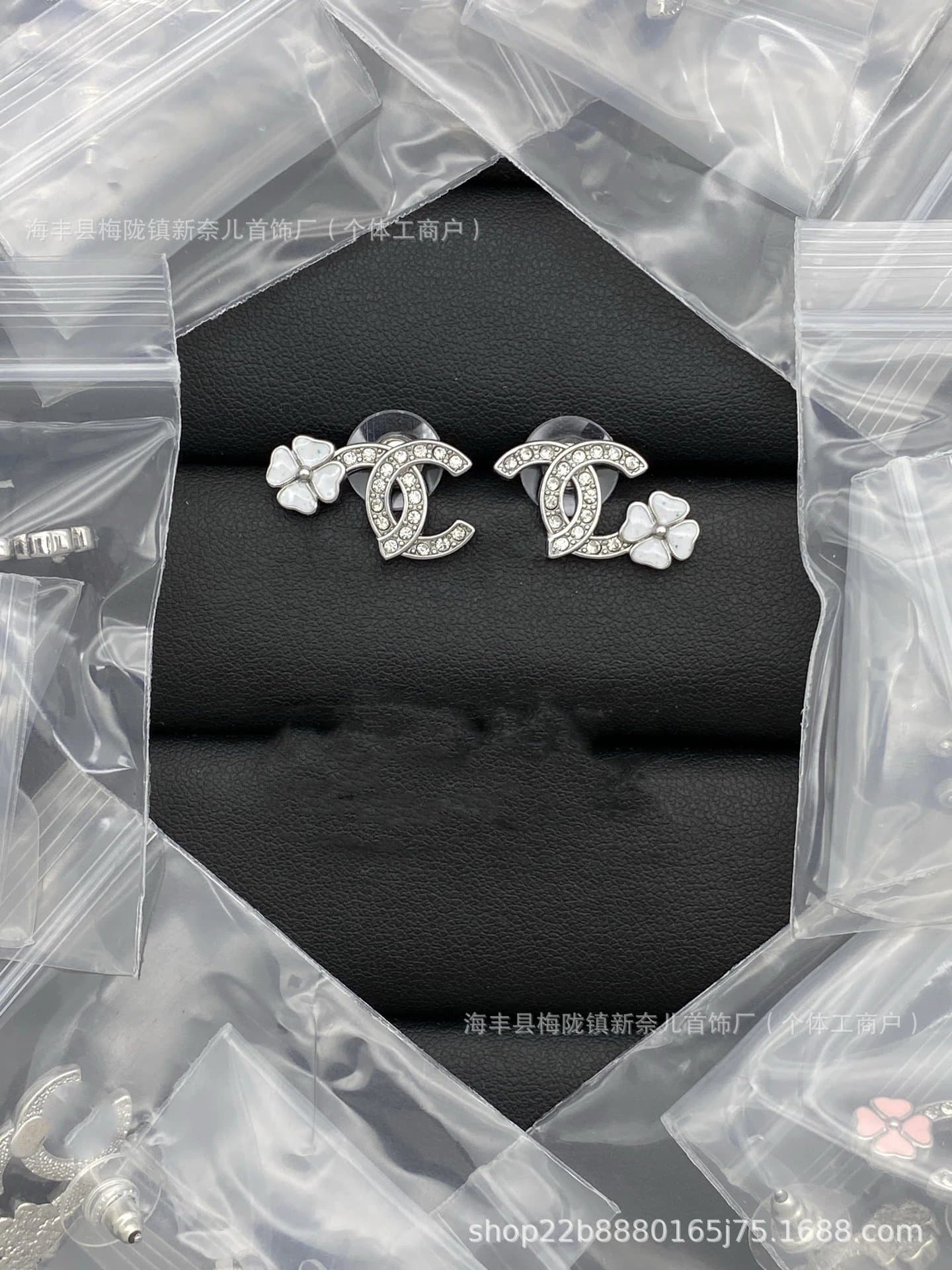Chanel CC Logo Stud Earrings Leaf-Embossed — ED026