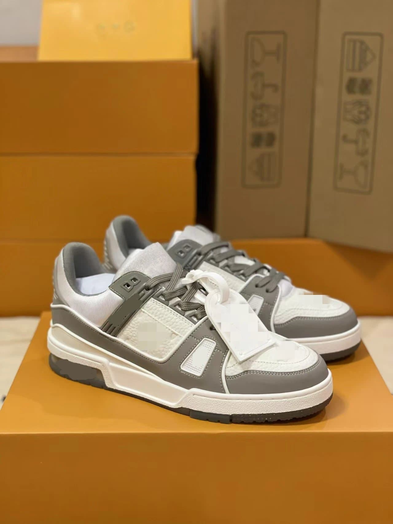 Louis Vuitton LV Trainer Monogram Leather — 白灰色