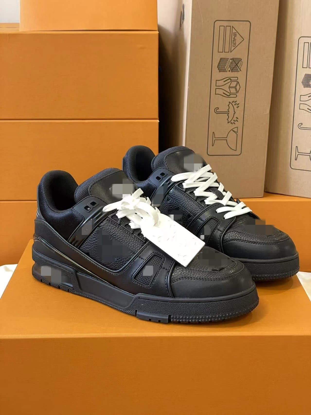 Louis Vuitton LV Trainer Monogram Leather — 黑色