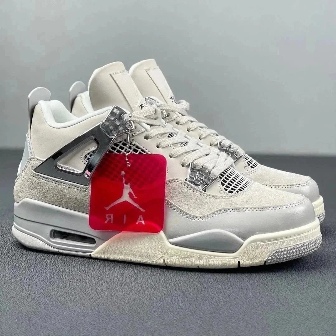 Air Jordan 4 Thunder — Frozen Moments