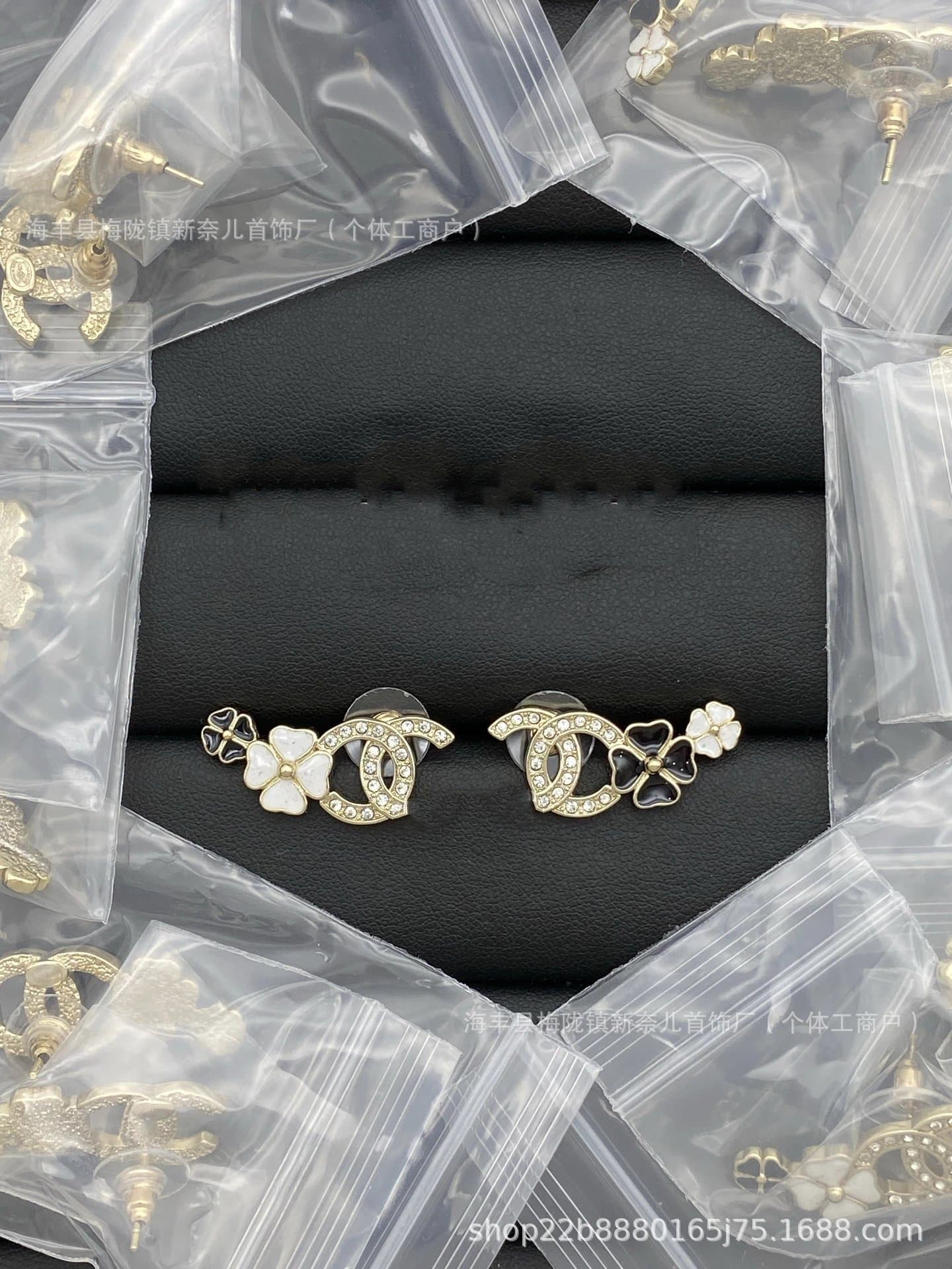 Chanel CC Logo Stud Earrings Leaf-Embossed — ED038