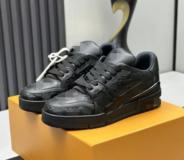 Louis Vuitton LV Trainer Monogram Leather — 全黑压花
