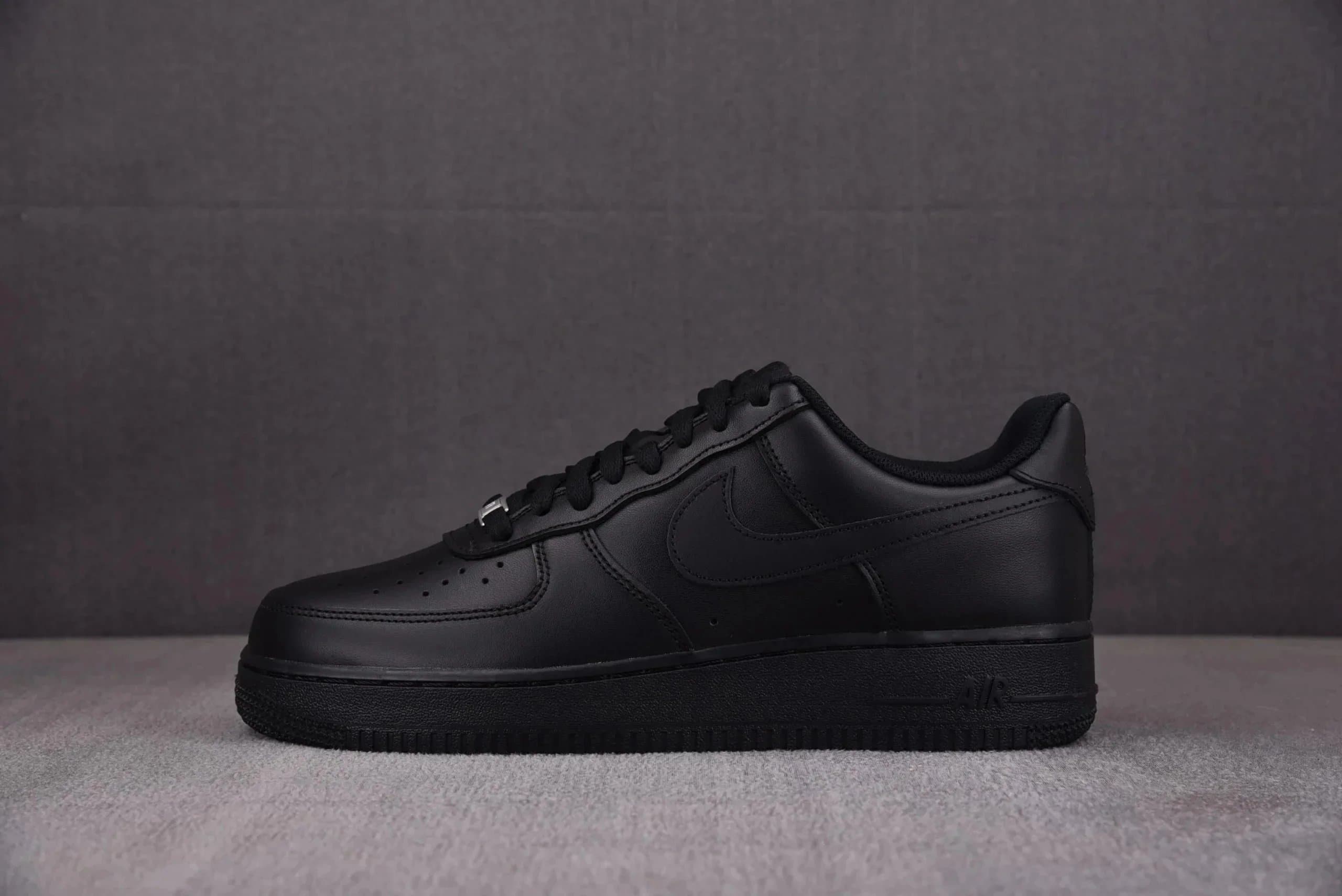 Nike Air Force 1 Low Triple White — 全黑