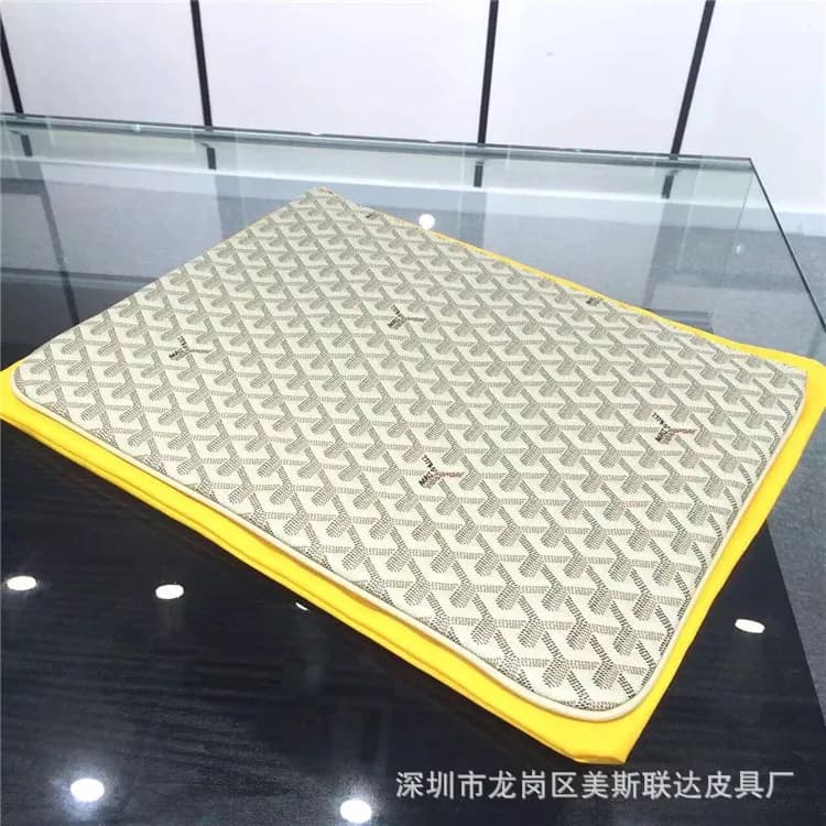 Goyard Saint Louis Pouch Monogram Canvas — 白色