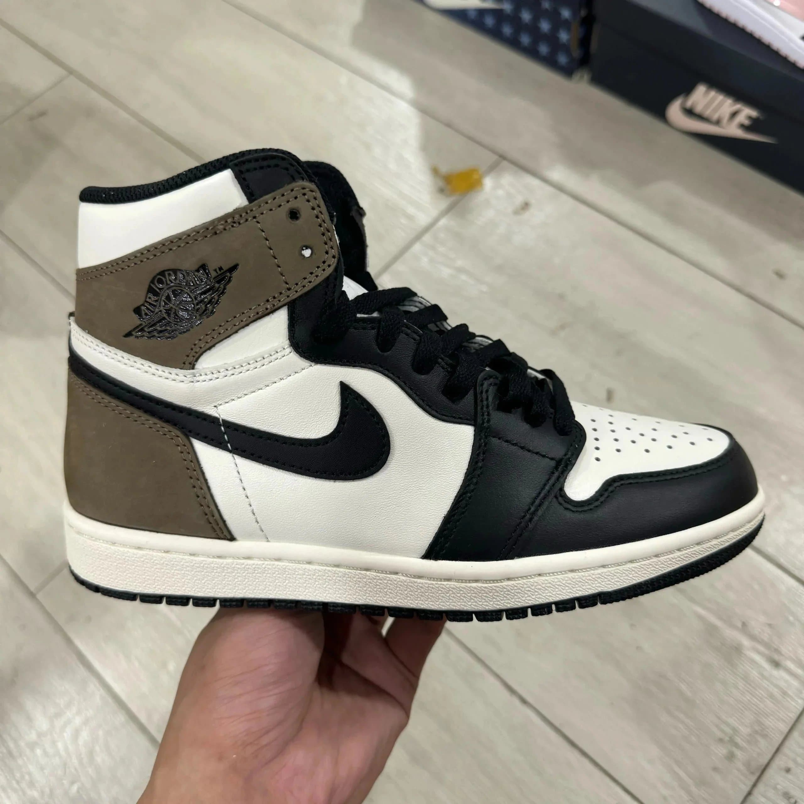 Air Jordan 1 High Chicago — 黑摩卡