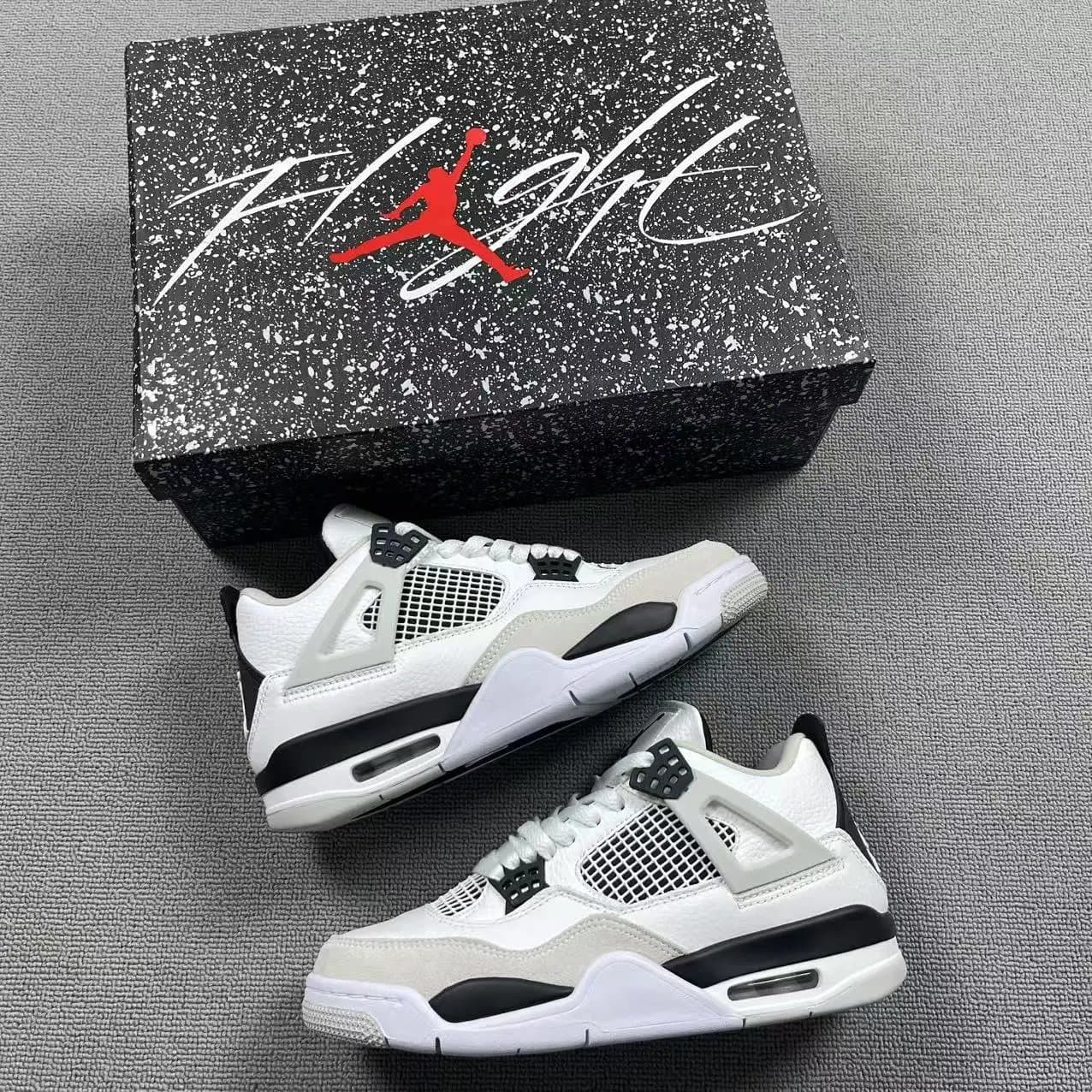 Air Jordan 4 Thunder — 小白水泥