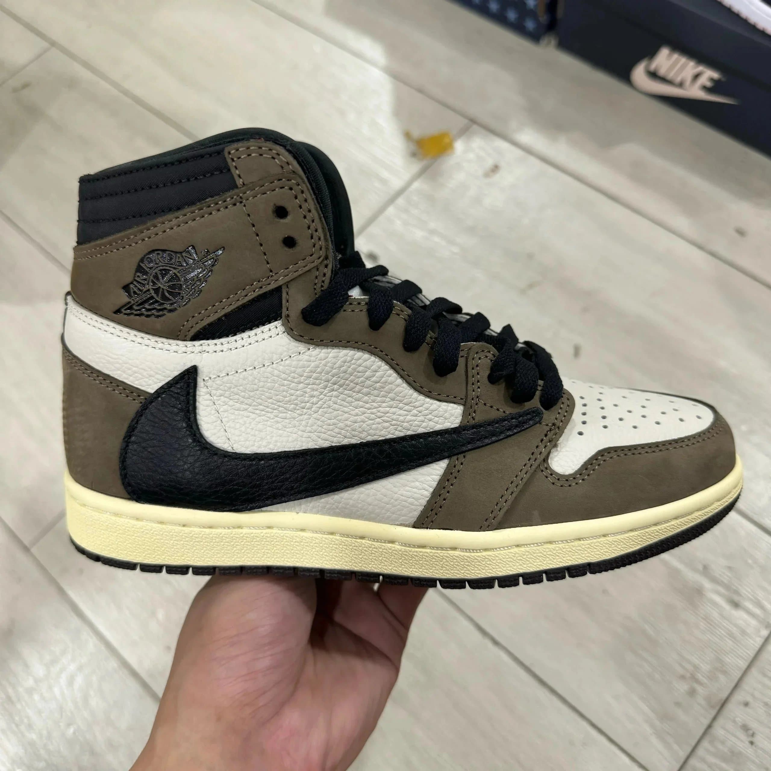Air Jordan 1 High Chicago — 深棕倒钩