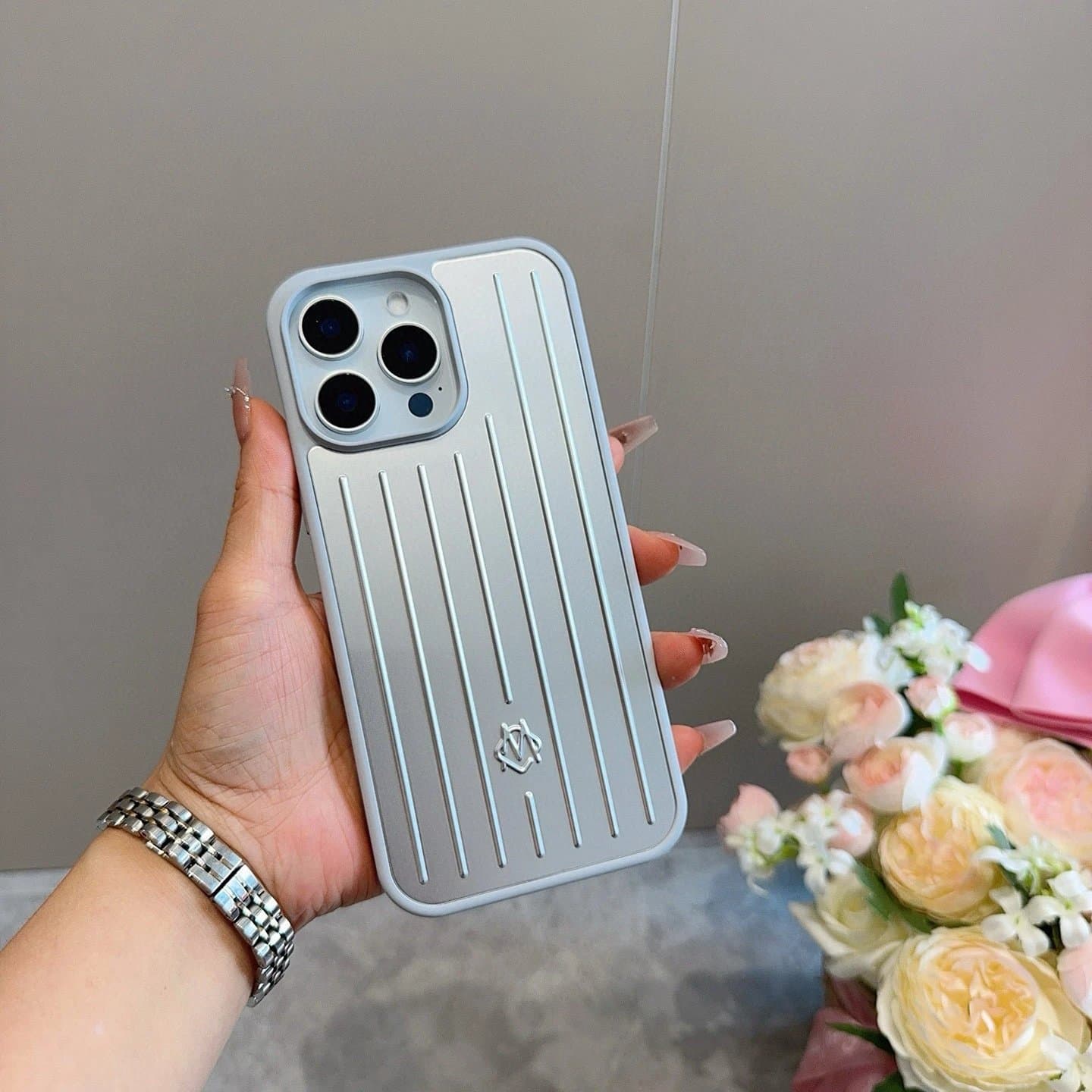 Rimowa Phone Case Vertical Groove Design — 银色