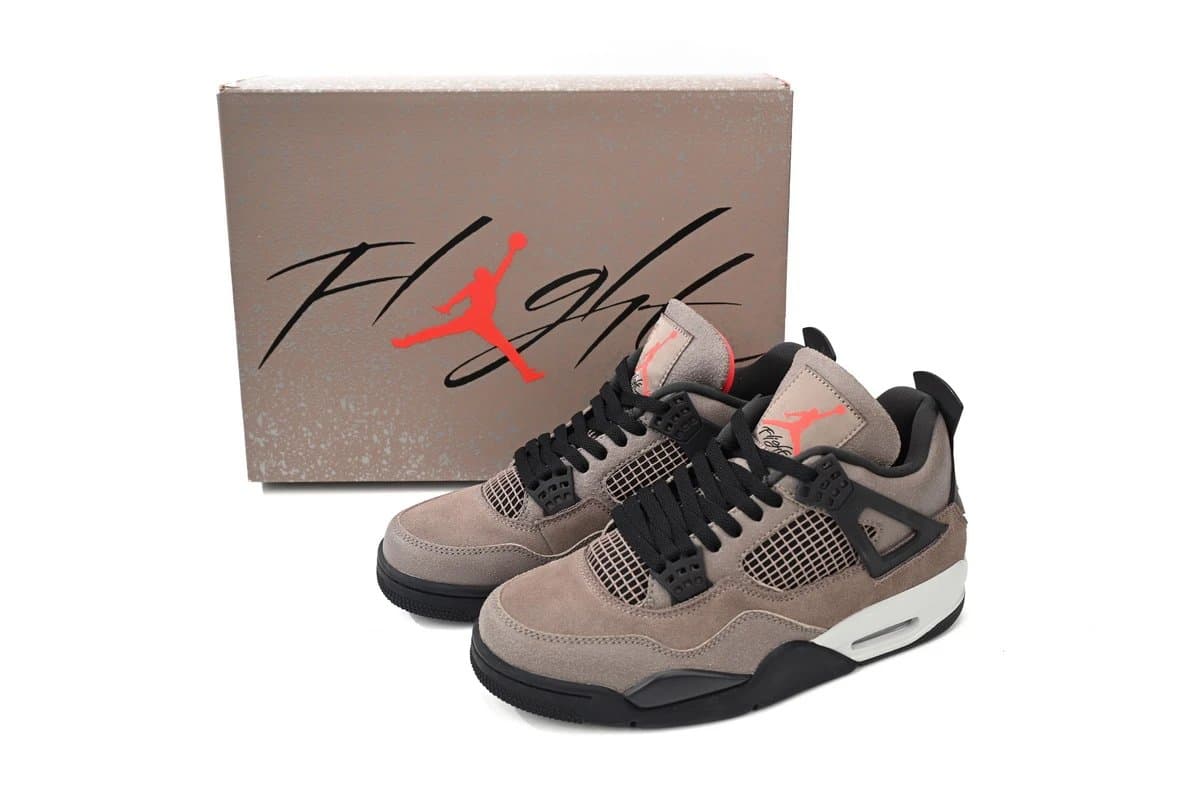 Air Jordan 4 Bred — 摩卡