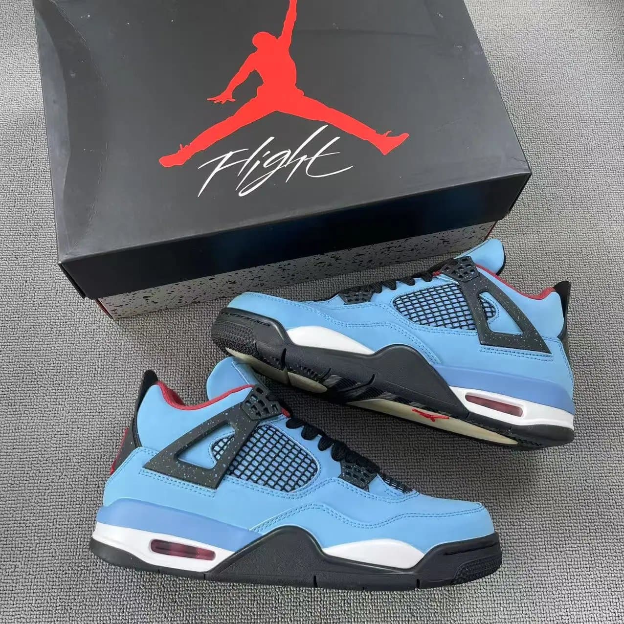 Air Jordan 4 Thunder — 冰蓝
