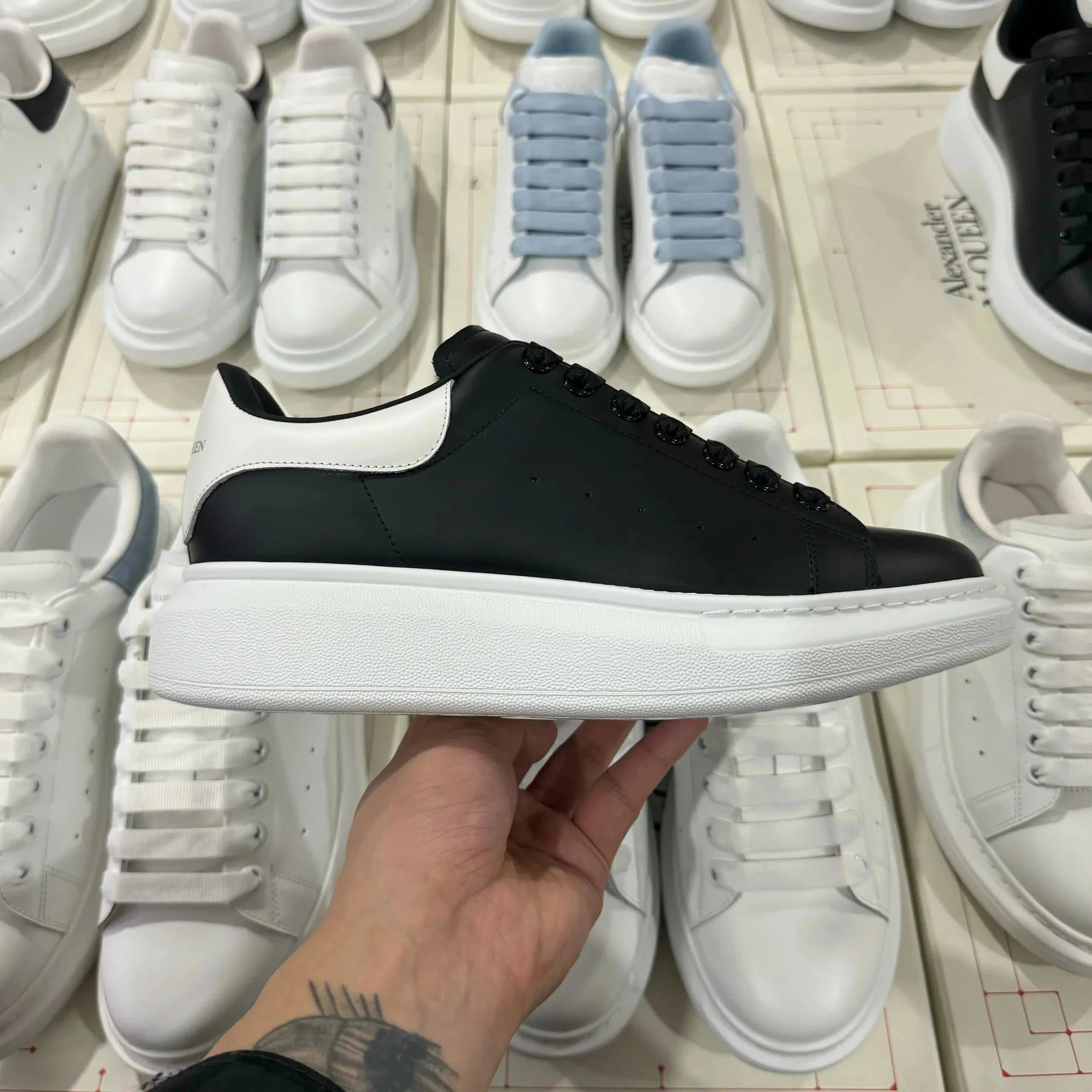 Alexander McQueen Sneaker Light Blue Accents — 黑白皮尾