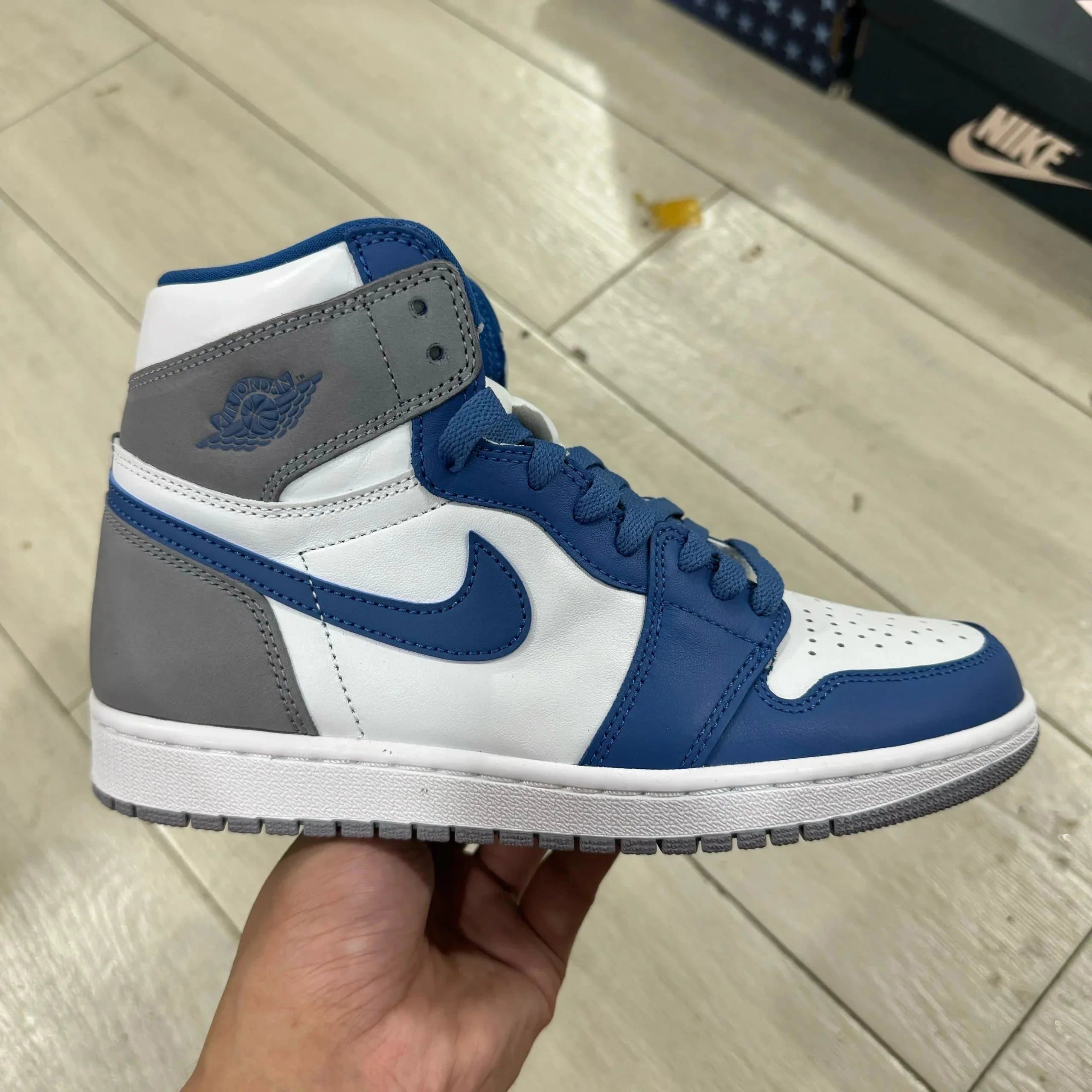 Air Jordan 1 High Chicago — 蓝白