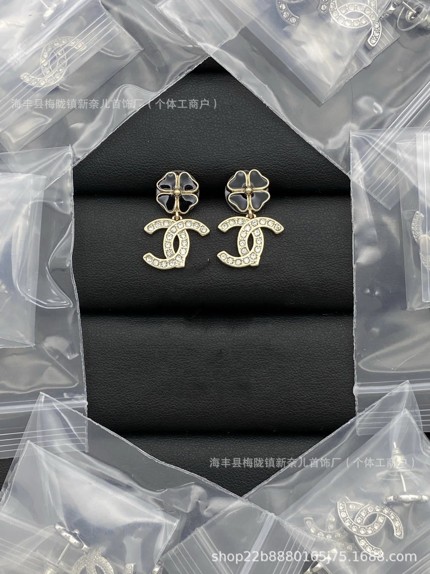 Chanel CC Logo Stud Earrings Leaf-Embossed — ED033