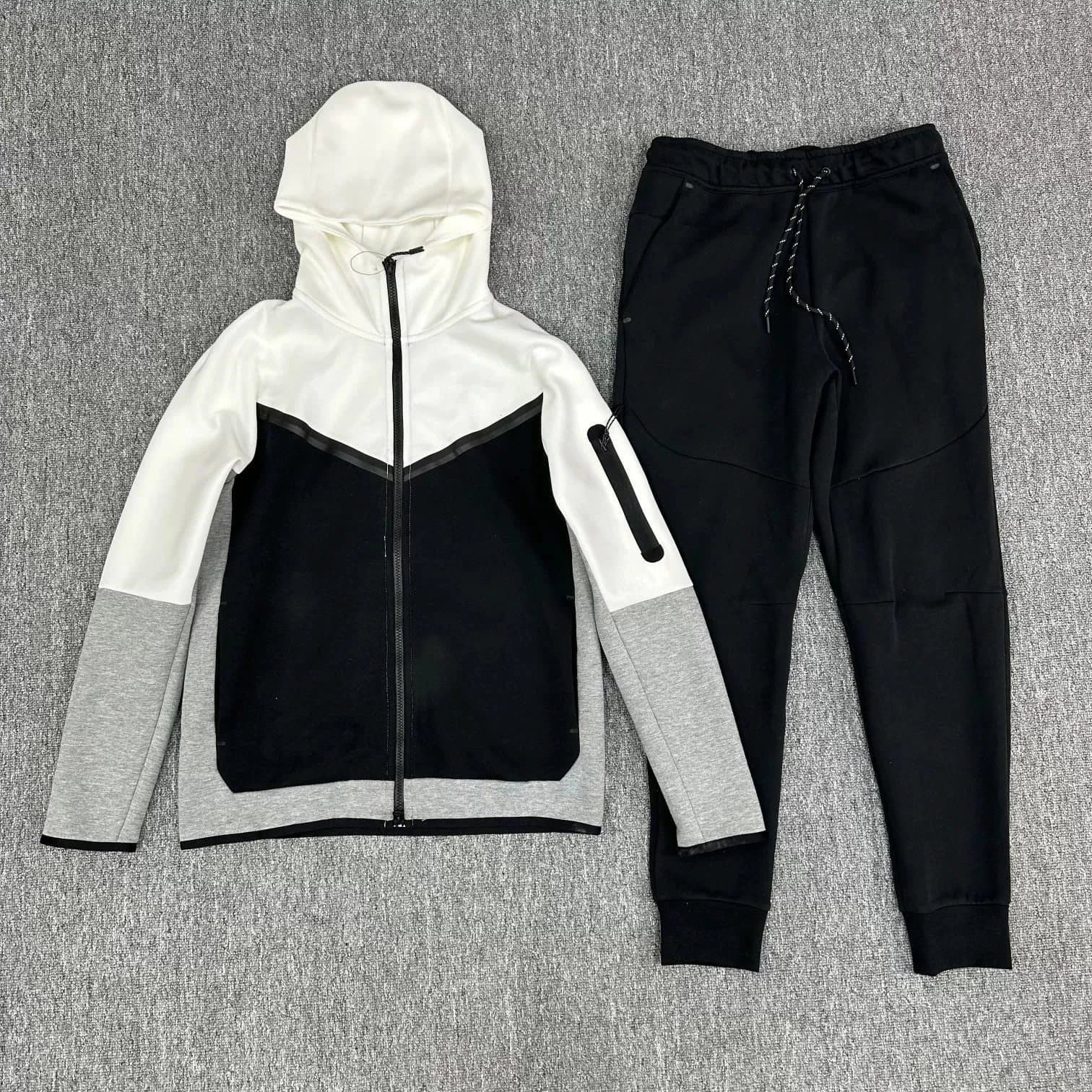 Nike Tech Fleece Hoodie and Joggers Colorblock — 白拼黑配黑色裤子