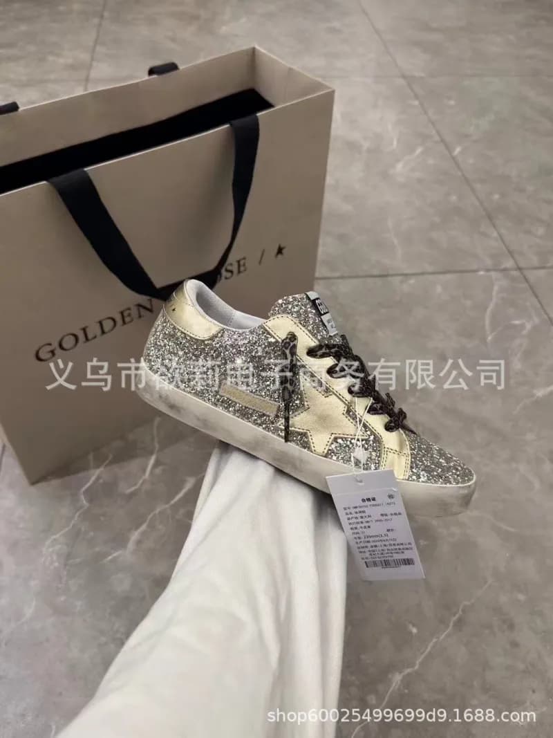Golden Goose Superstar Distressed White with Navy Heel — 浅金